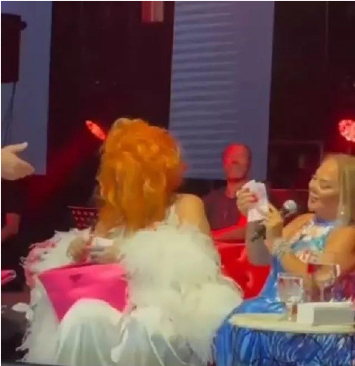 Bülent Ersoy, Safiye Soyman'a sahnede para verdi