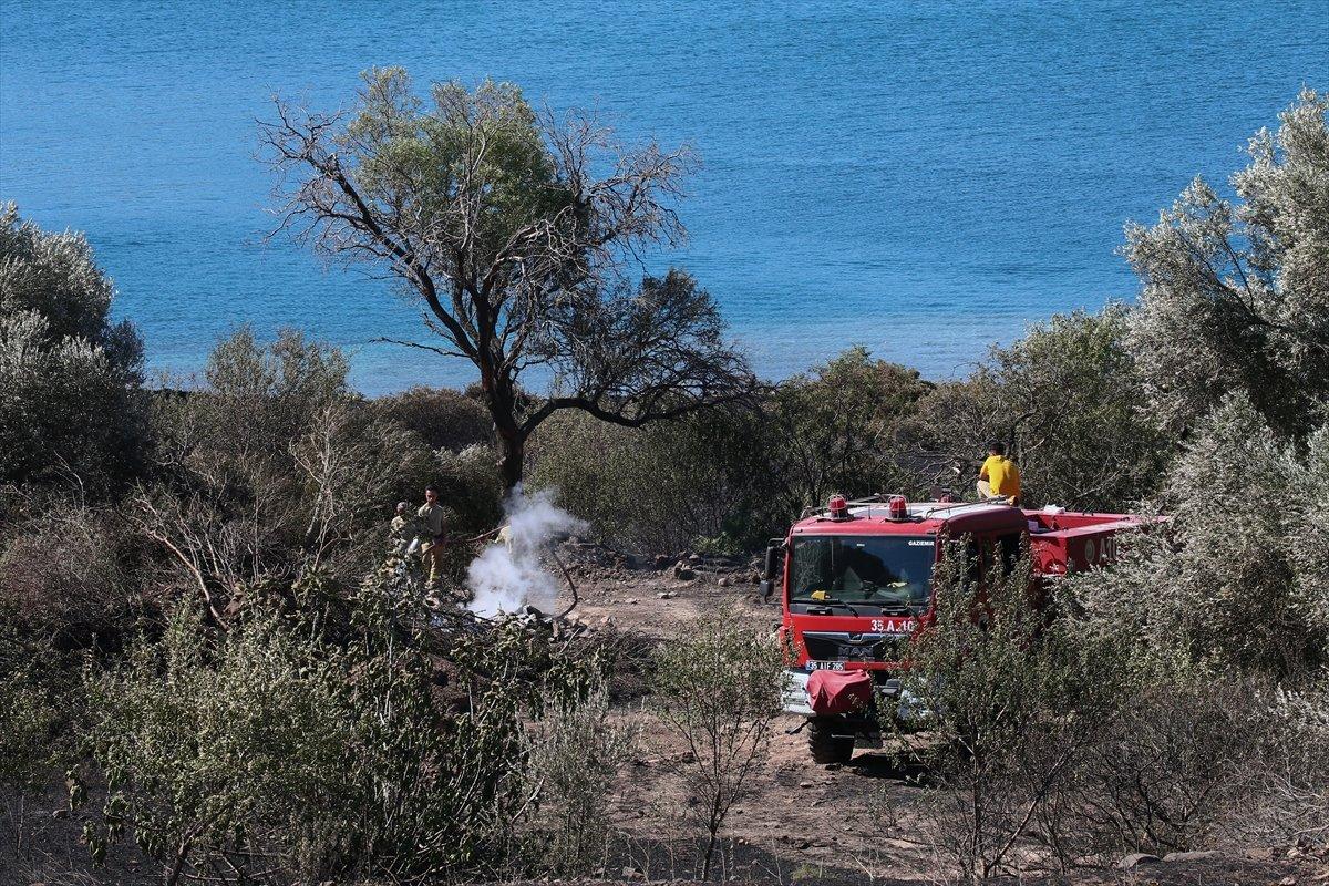 Çeşme’de yanan otluk alanda soğutma çalışmaları sürüyor