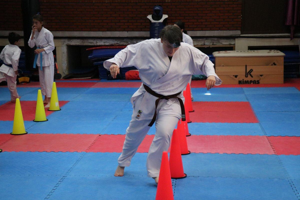 İşitme engelli Cansu karate ile hayata bağlandı