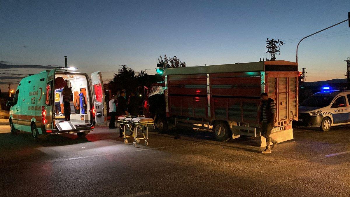 Afyonkarahisar'da kamyonlar kaza yaptı: 2 yaralı