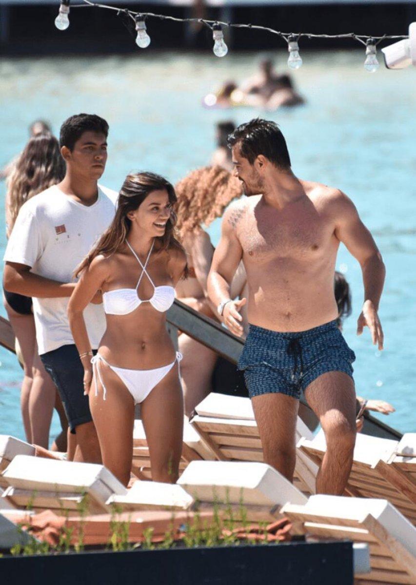 Berk Atan, sevgilisi Selin Yağcıoğlu'nu alnından öptü