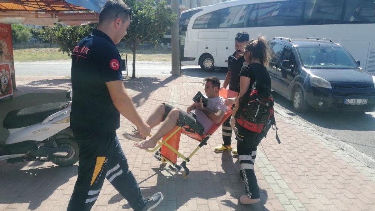 Antalya'da kaza yapan motosiklet sürücüsü çarpıştığı sürücüyle helalleşti