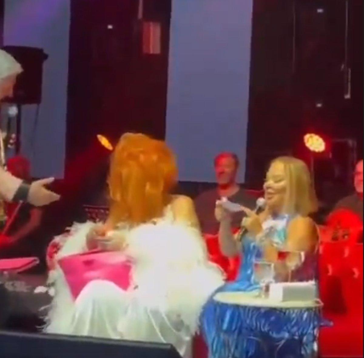 Bülent Ersoy, Safiye Soyman'a sahnede para verdi