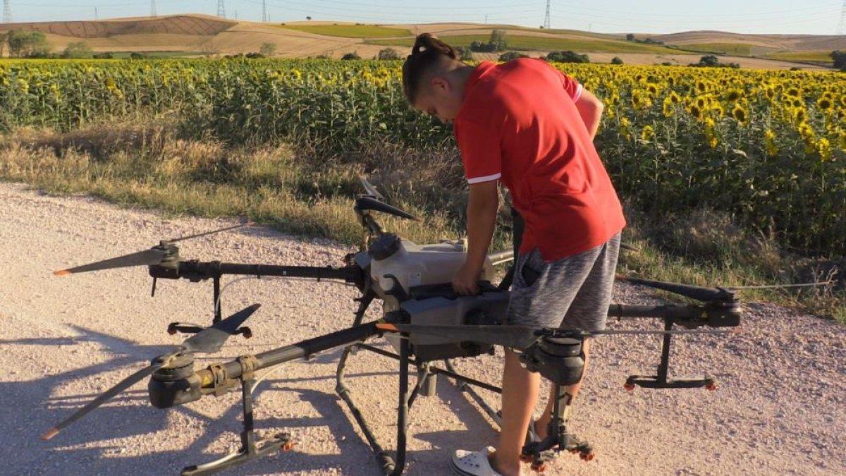 Balıkesirli çiftçilerden dron ile ilaçlamaya yoğun ilgi