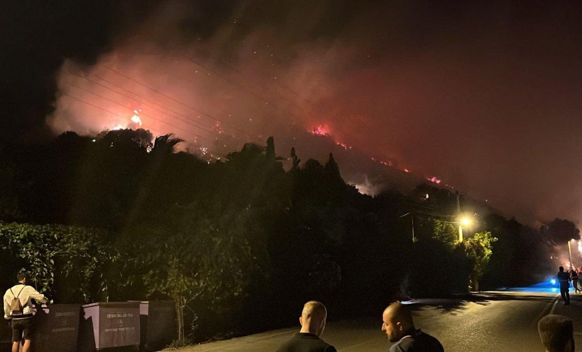 Çeşme’de yanan otluk alanda soğutma çalışmaları sürüyor