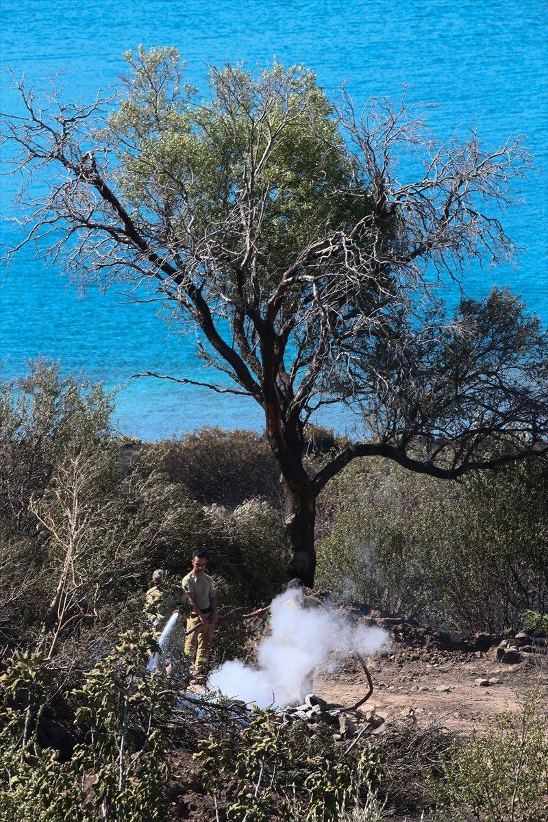 Çeşme’de yanan otluk alanda soğutma çalışmaları sürüyor
