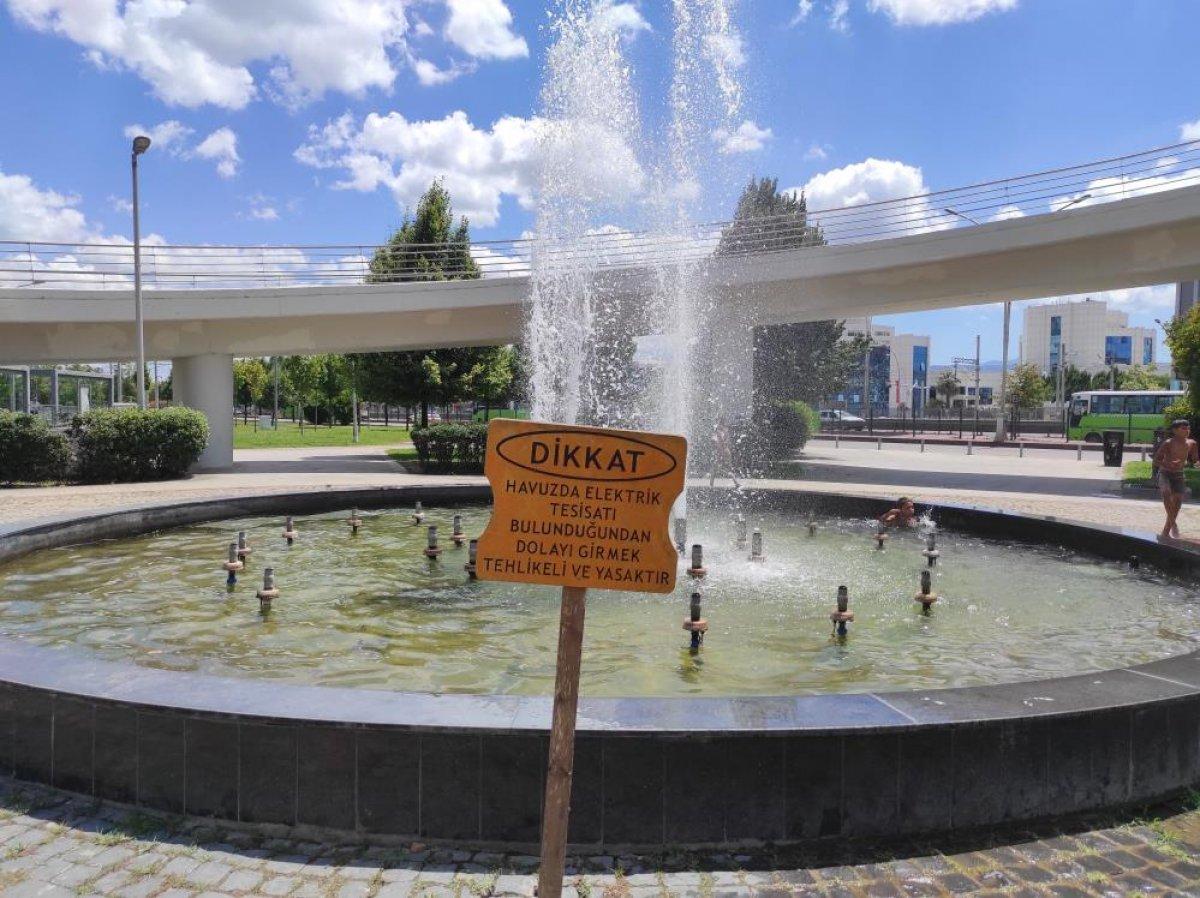 Kocaeli'de uyarılara aldırış etmeyen çocuklar süs havuzuna girdi