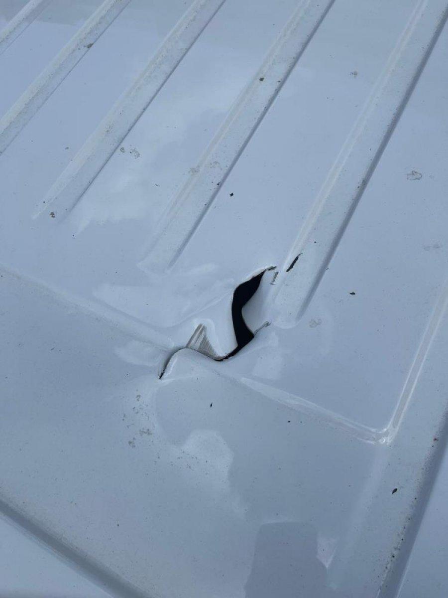 Sancaktepe'de çatıdan düşen şemsiyeden saniyelerle kurtuldu