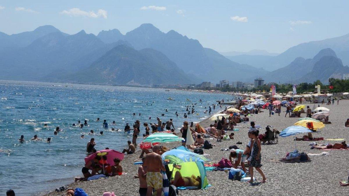 Antalya'da denize girenlerin plaj şemsiyeleri ile imtihanı kameralara yansıdı
