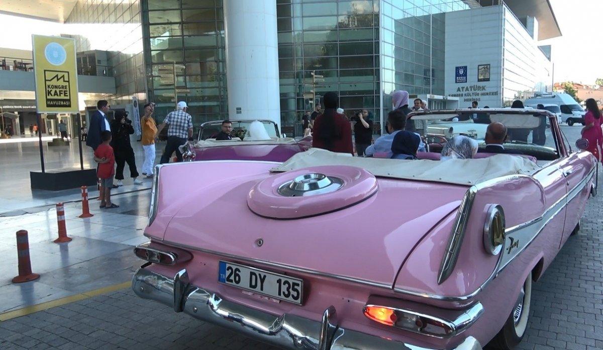 Bursa'daki gelin ve damat, antika konvoyuyla tur attı