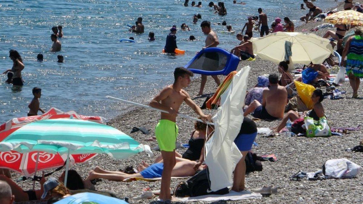 Antalya'da denize girenlerin plaj şemsiyeleri ile imtihanı kameralara yansıdı