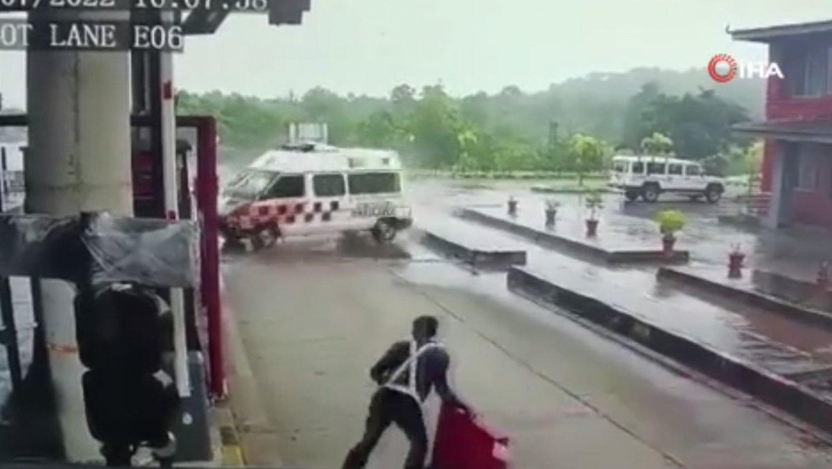 Hindistan’da ambulans gişelere çarptı: 4 ölü