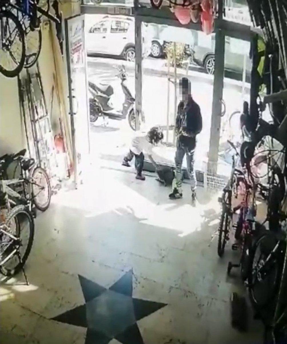 Silivri’de bir anne çocuklarına kedi çaldırdı