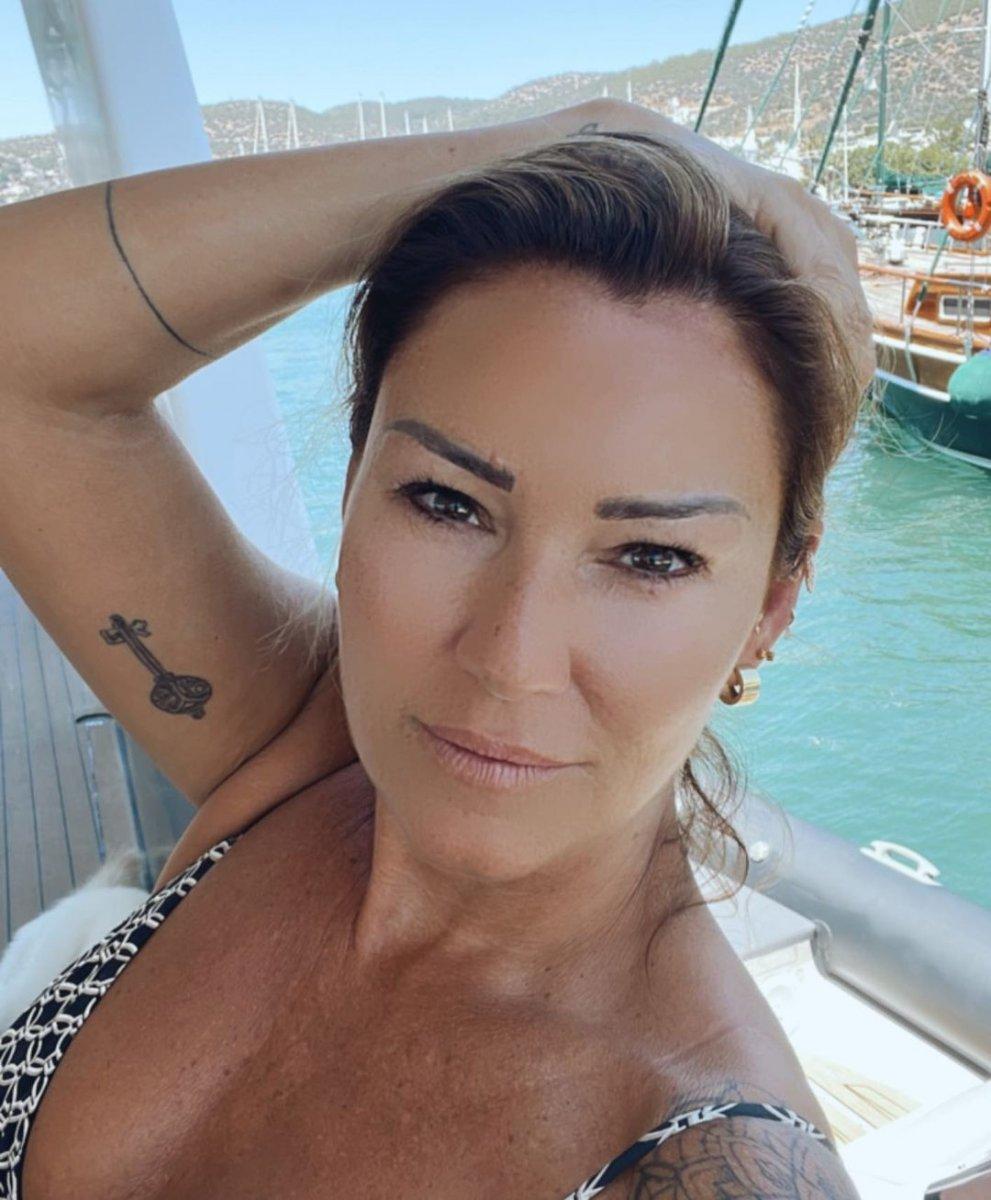 Pınar Altuğ, teknede amuda kalktı