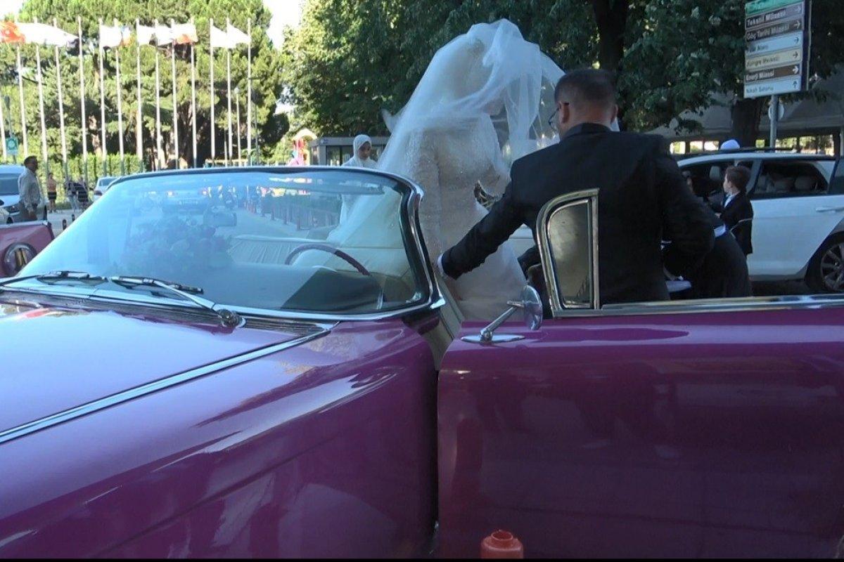 Bursa'daki gelin ve damat, antika konvoyuyla tur attı
