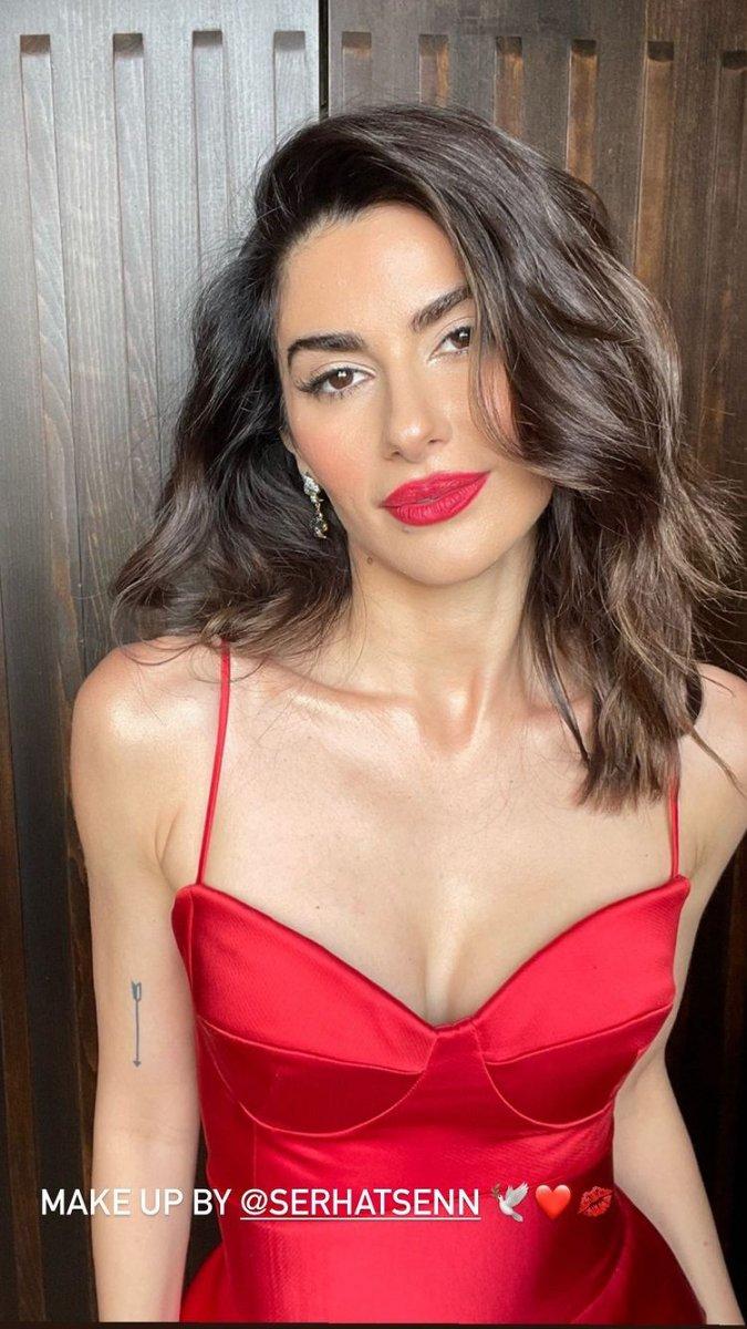 Nesrin Cavadzade kırmızı elbisesiyle poz verdi