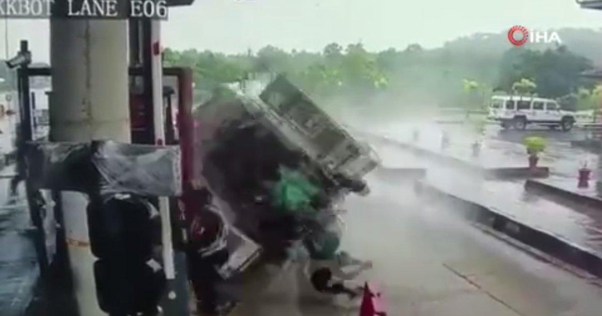 Hindistan’da ambulans gişelere çarptı: 4 ölü