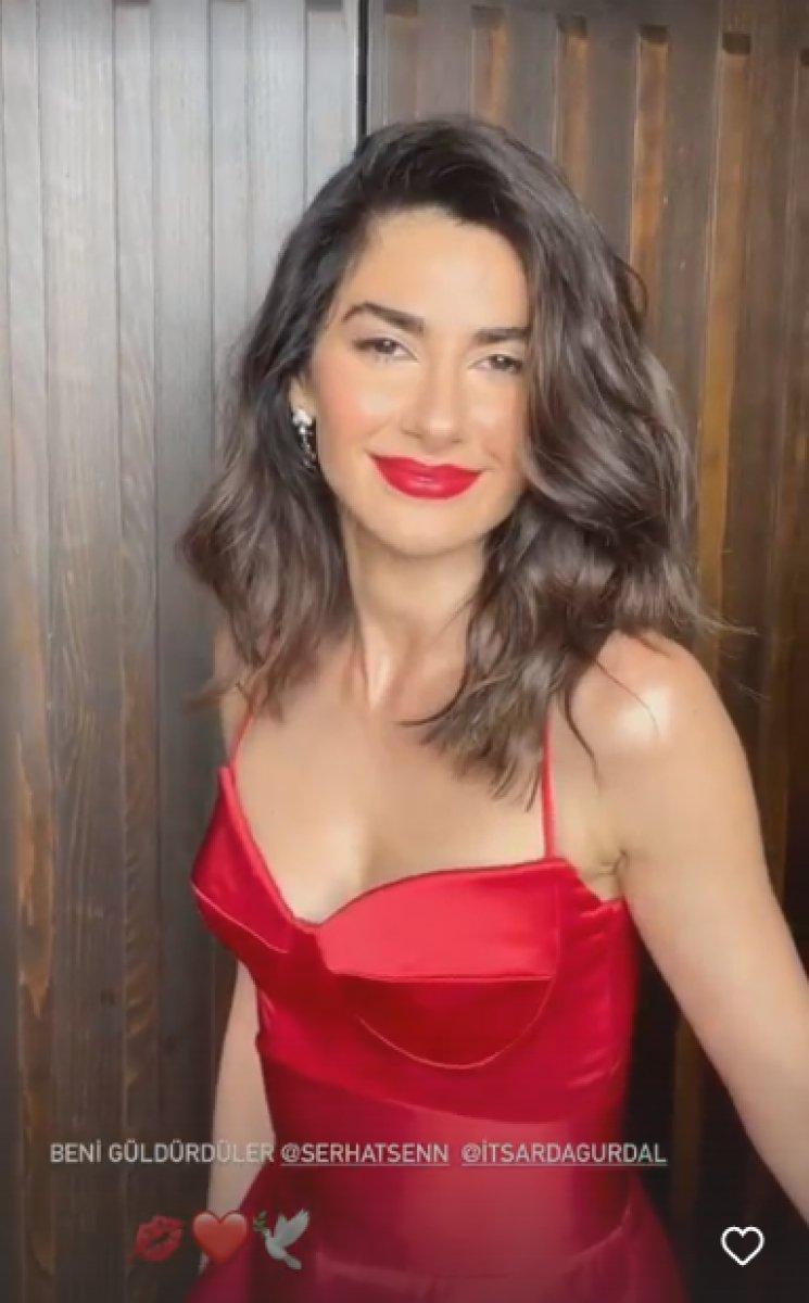 Nesrin Cavadzade kırmızı elbisesiyle poz verdi