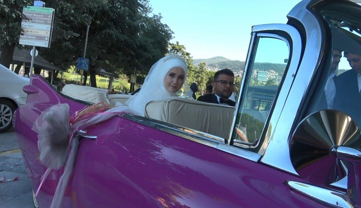 Bursa'daki gelin ve damat, antika konvoyuyla tur attı