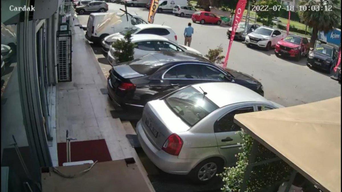 Sancaktepe'de çatıdan düşen şemsiyeden saniyelerle kurtuldu