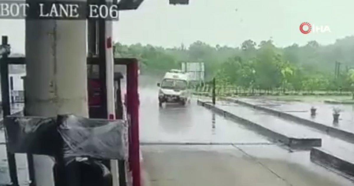 Hindistan’da ambulans gişelere çarptı: 4 ölü