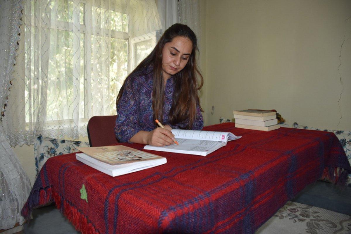 Hakkari'de iki üniversite mezunu genç kadın, hayvancılıktaki başarısıyla örnek oldu