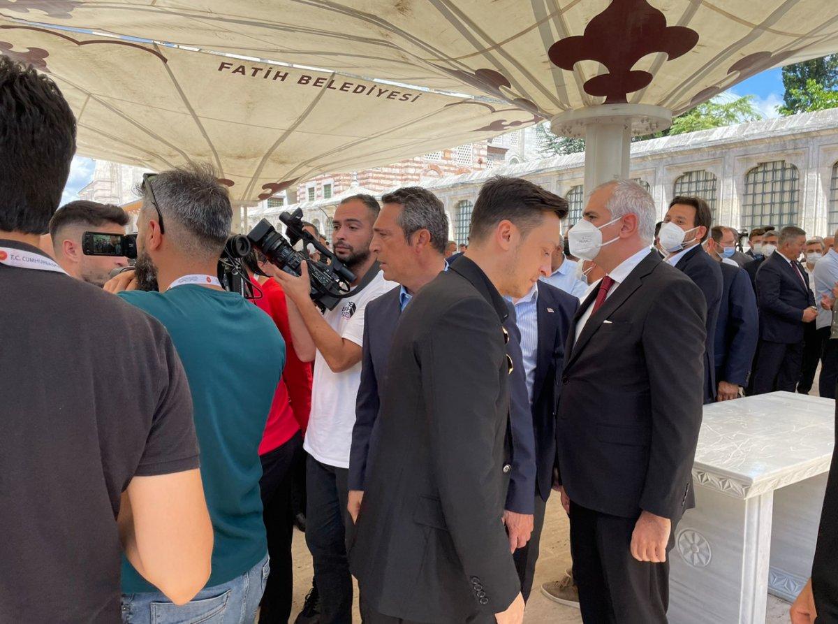 Mesut Özil ve Ali Koç cenazede karşılaştı