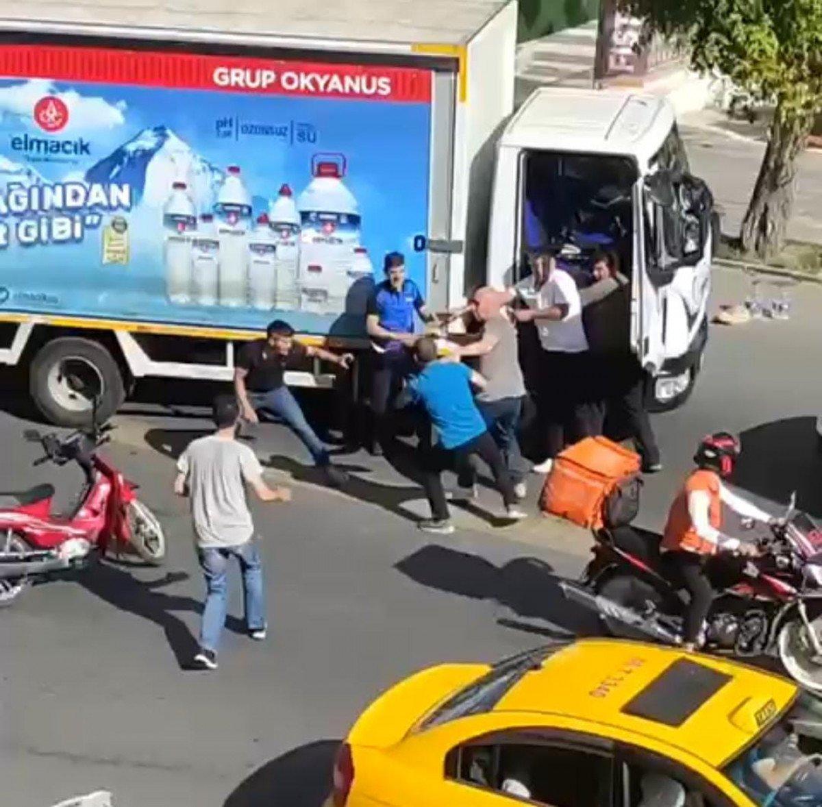 Ankara’da moto kurye ile kamyonet sürücüsünün yol kavgası