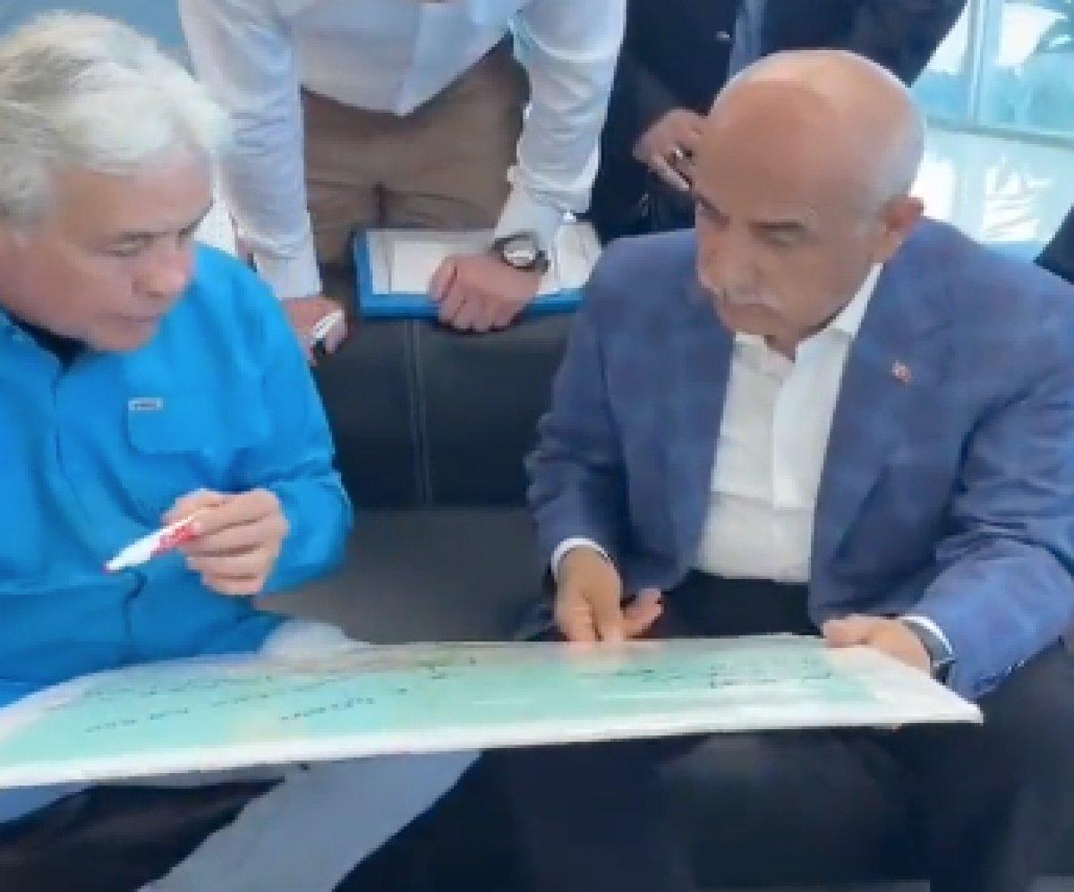 Vahit Kirişci Venezuela'da toprak bakıyor