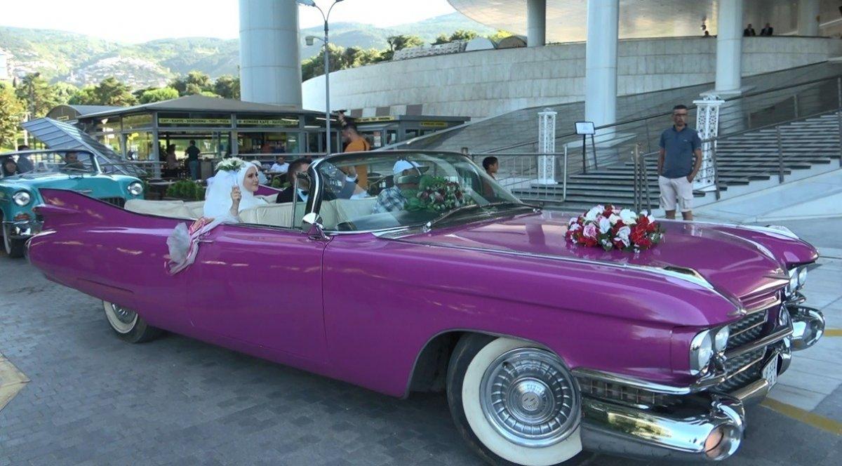 Bursa'daki gelin ve damat, antika konvoyuyla tur attı