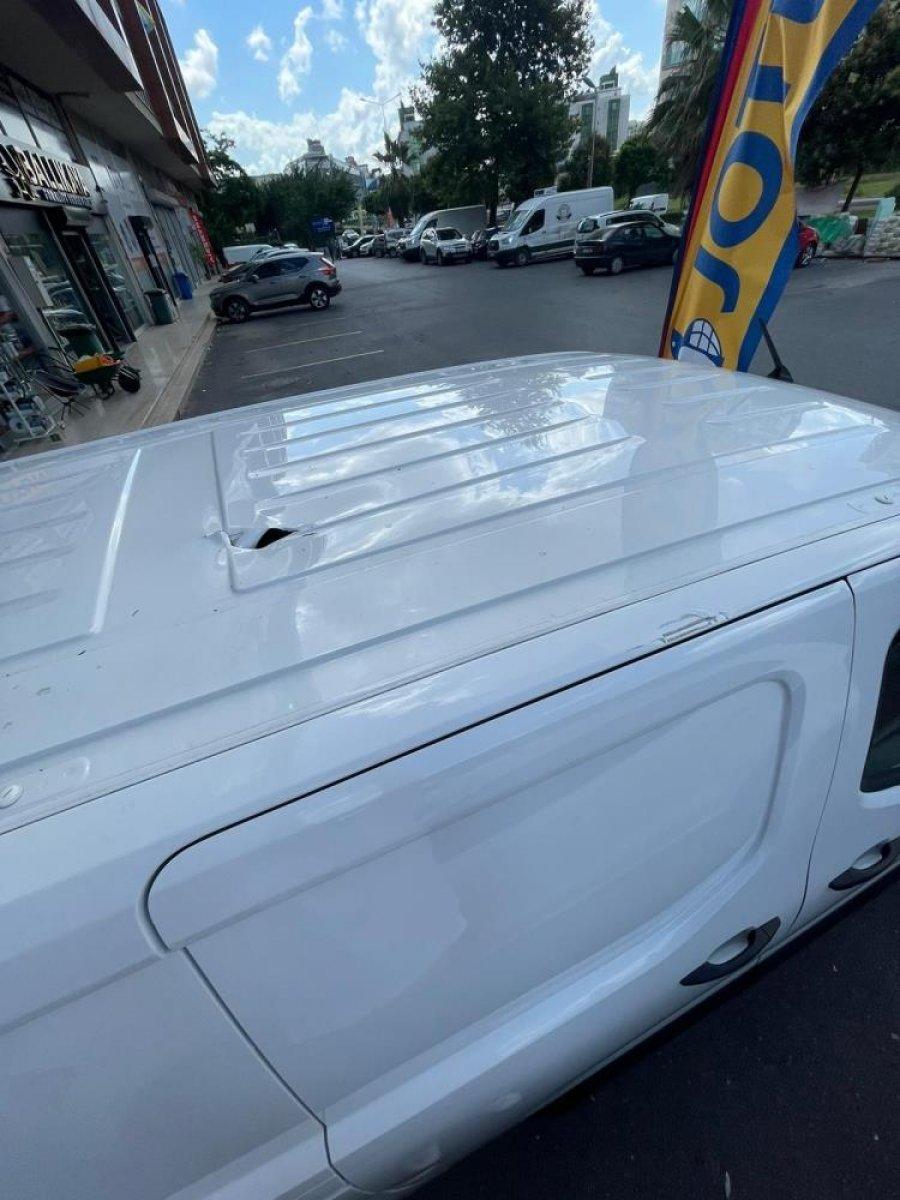 Sancaktepe'de çatıdan düşen şemsiyeden saniyelerle kurtuldu