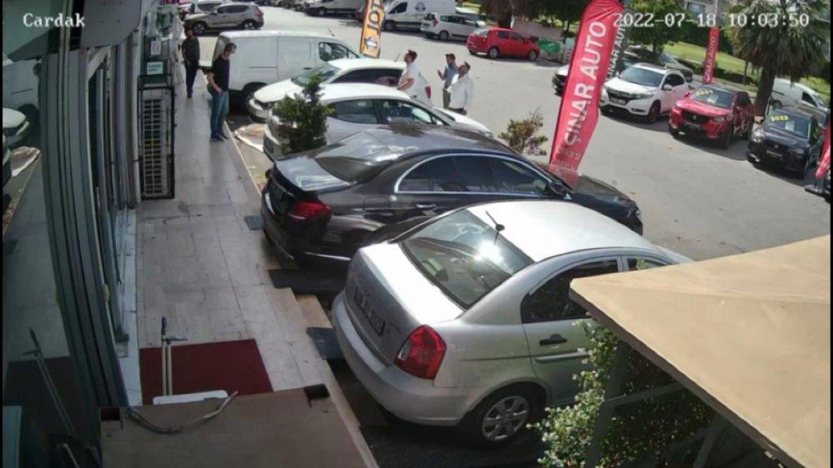 Sancaktepe'de çatıdan düşen şemsiyeden saniyelerle kurtuldu