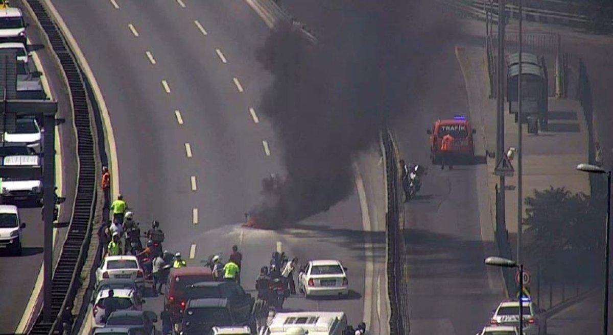 15 Temmuz Şehitler Köprüsü'nde bir motosiklet alev aldı