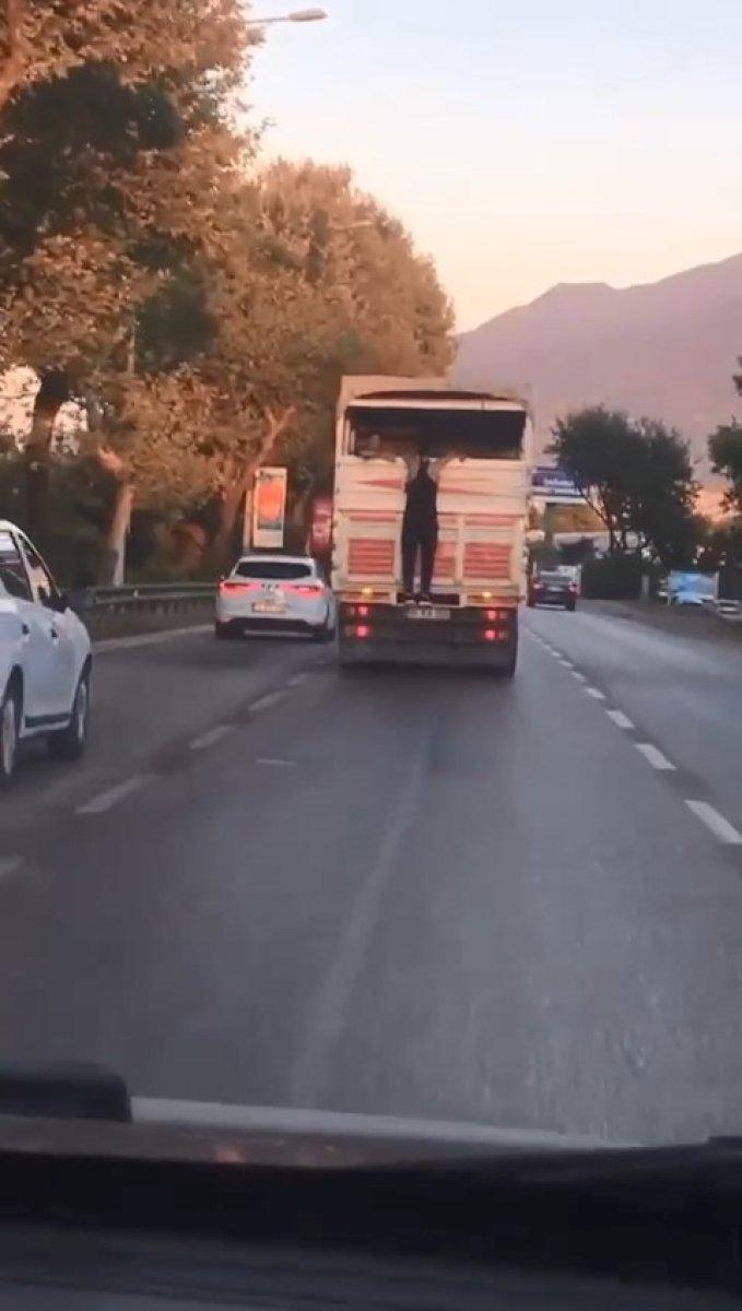 Bursa'da kamyon kasasının kapağına tutunarak seyahat etti