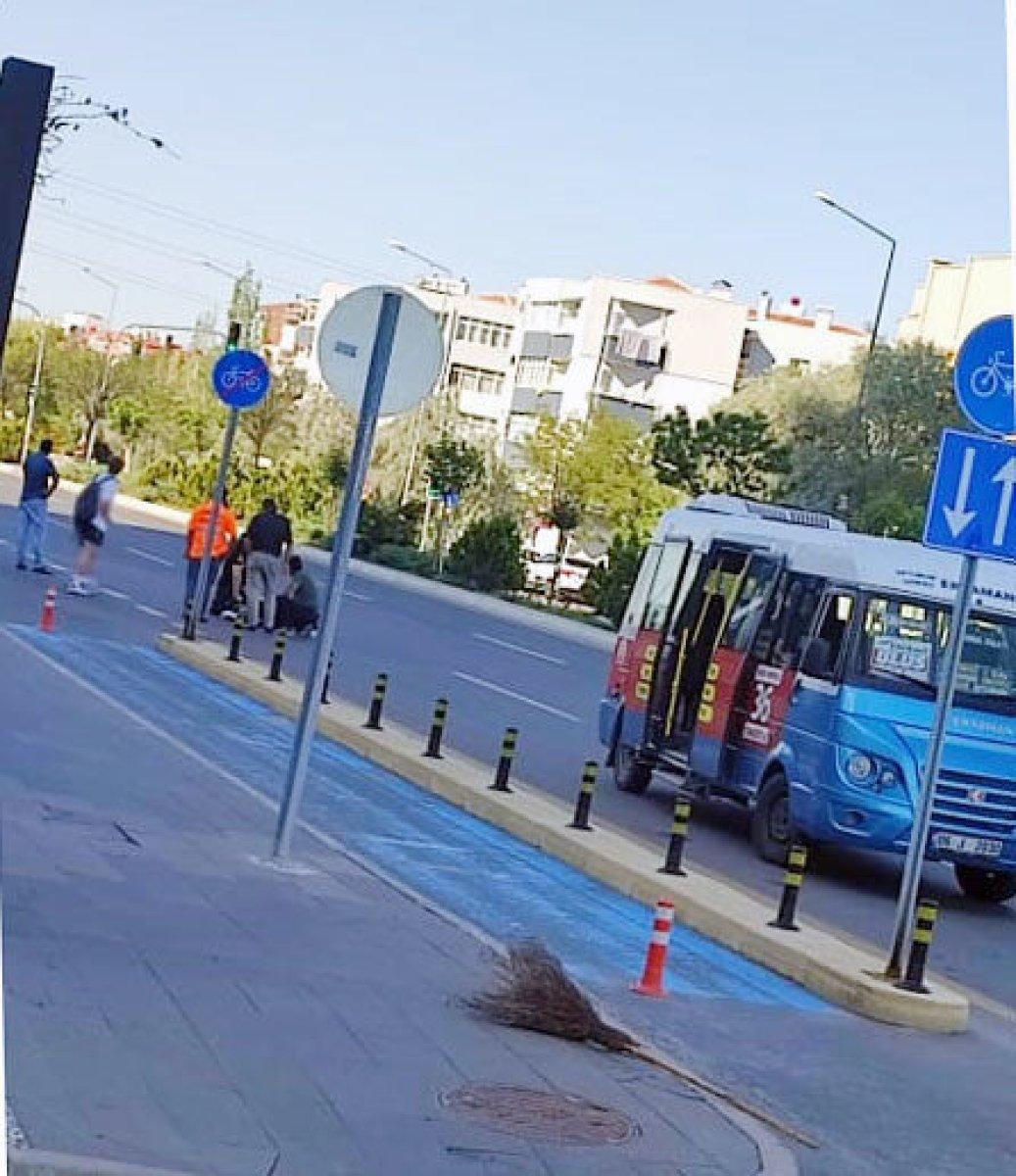 Ankara'da kapısı açık ilerleyen minibüsten düşen kadın yaralandı