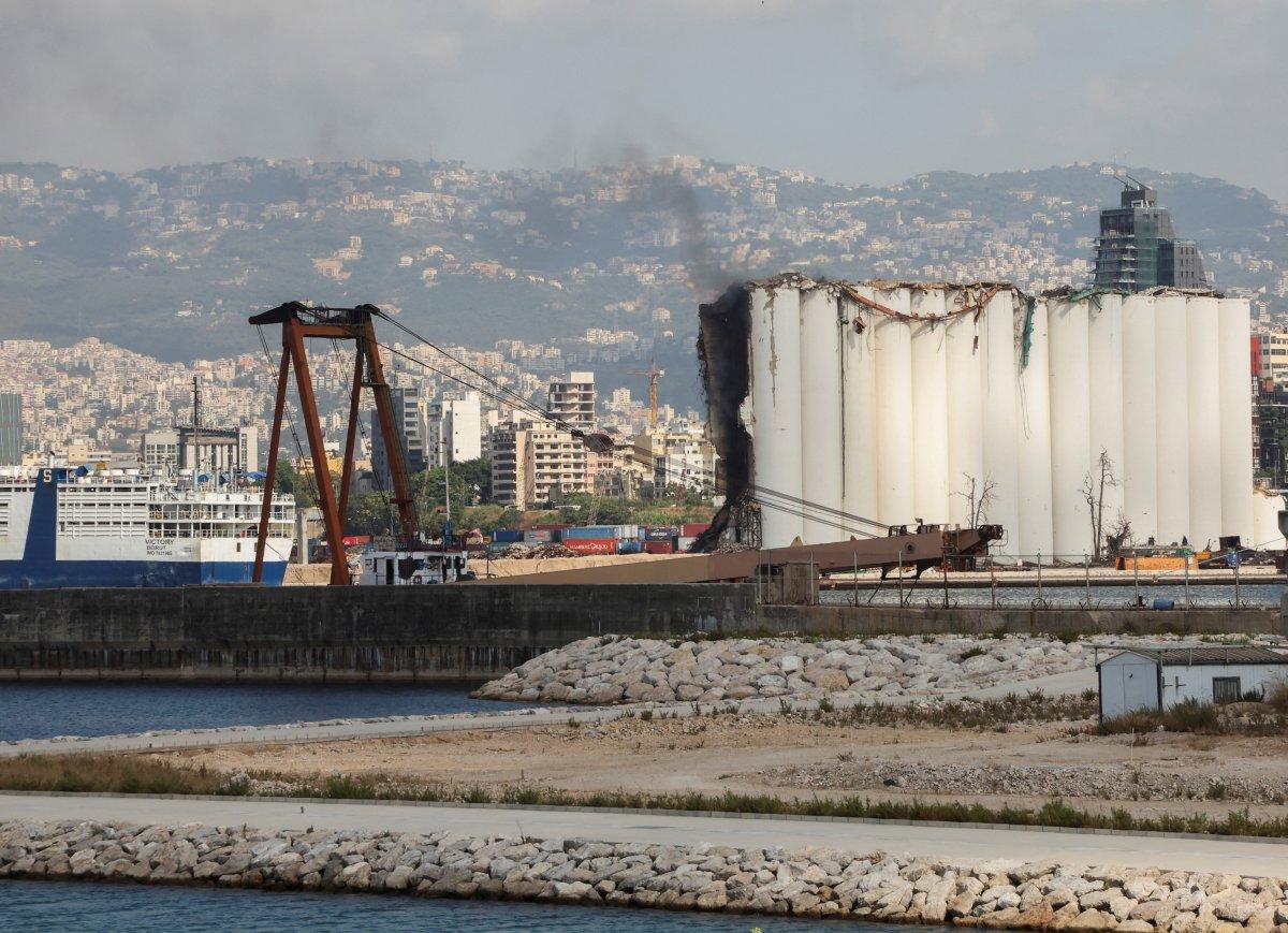 Lübnan'da 2 yıl önceki liman patlamasının enkazından alevler yükseldi