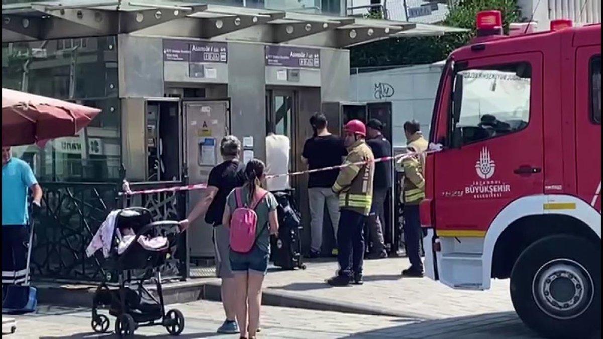 Taksim’de turistler metro asansöründe mahsur kaldı