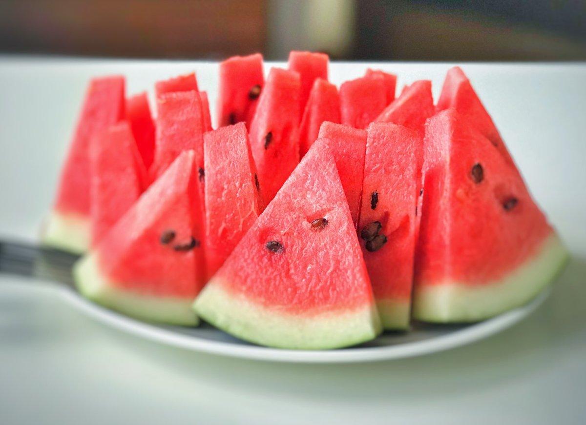 Sıcak havalarda vazgeçilmeniz olacak! Su içeriği en yüksek 15 besin...