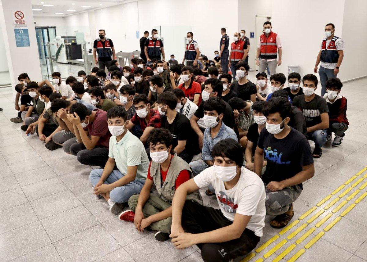 Haziranda yurt genelinde 16 bin düzensiz göçmen sınır dışı edildi