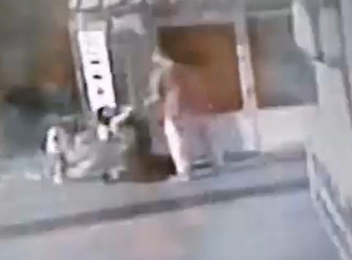 Bursa’da çocuklarının gözü önünde eşini dövdü