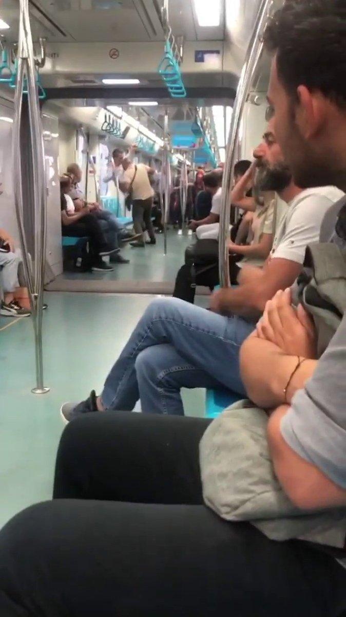Marmaray'da güreşir gibi kavga ettiler