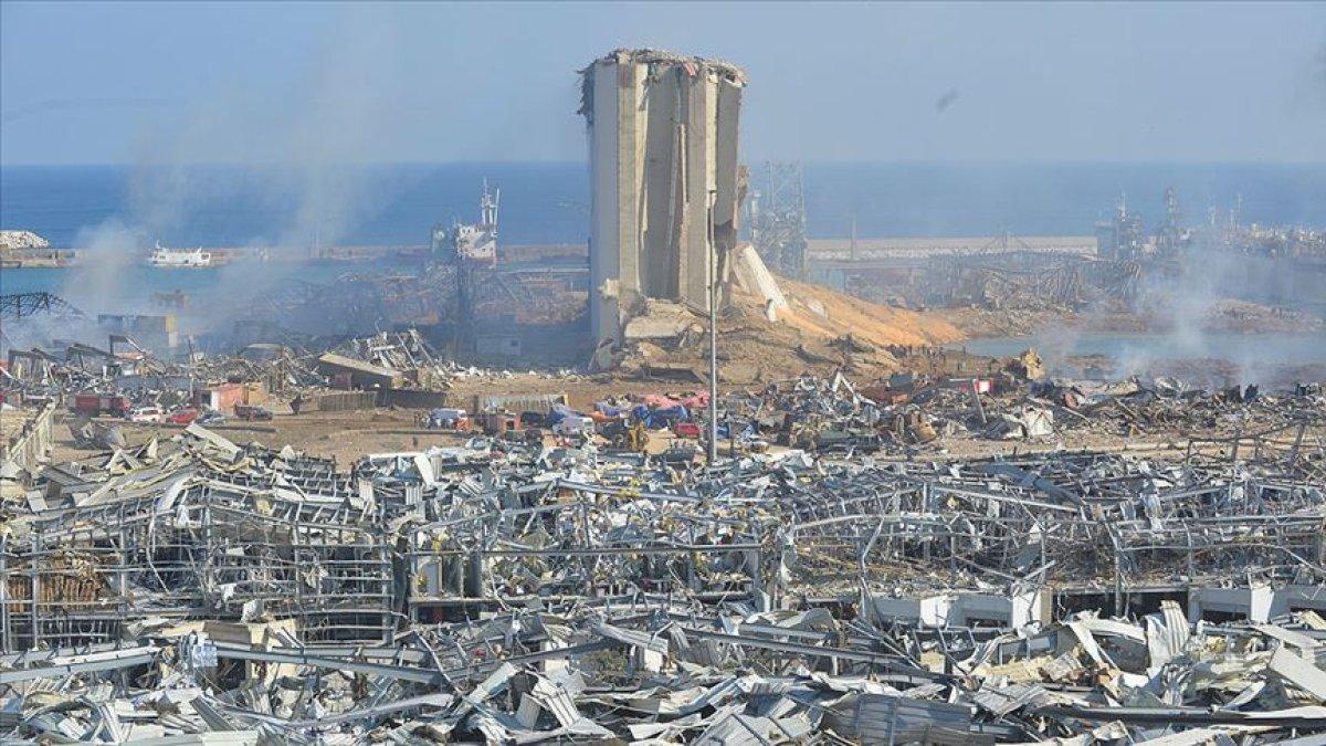 Lübnan'da 2 yıl önceki liman patlamasının enkazından alevler yükseldi