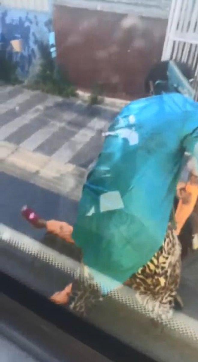 Sarıyer'de çocuğunu döverek otobüsten atan kadına yolcular tepki gösterdi