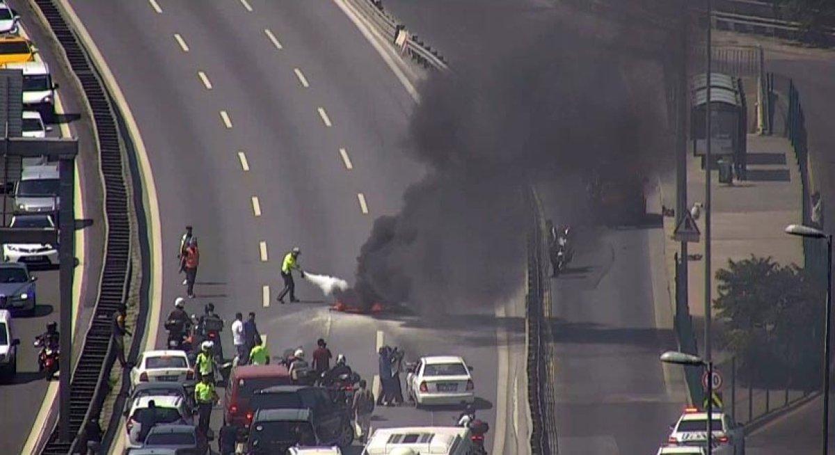 15 Temmuz Şehitler Köprüsü'nde bir motosiklet alev aldı