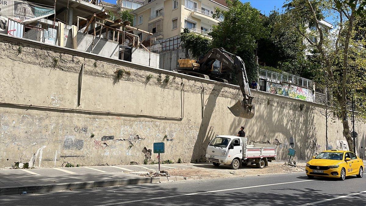 İBB'nin Çırağan'da kestiği ağaçların yerine diktiği fidanlar kurudu