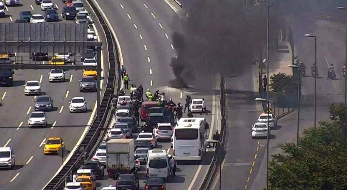 15 Temmuz Şehitler Köprüsü'nde bir motosiklet alev aldı