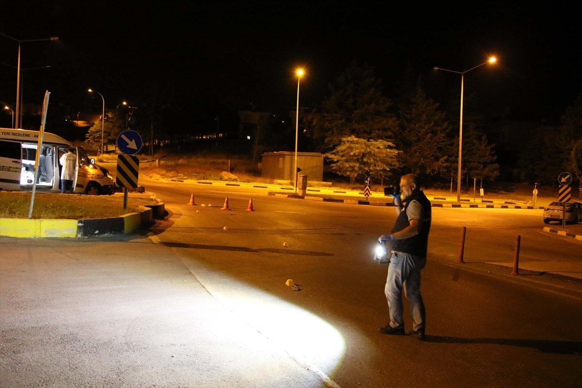 Uşak'ta denetimden kaçan kamyonet sürücüsü, polise çarptı