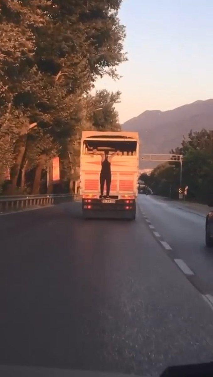 Bursa'da kamyon kasasının kapağına tutunarak seyahat etti