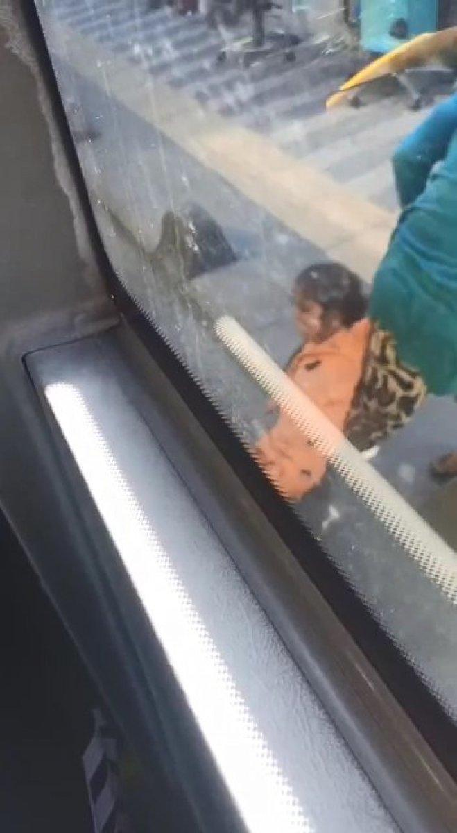 Sarıyer'de çocuğunu döverek otobüsten atan kadına yolcular tepki gösterdi