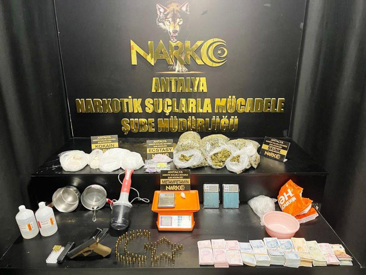 Antalya'da polisten 'Kökünü kurut' operasyonu: 32 gözaltı